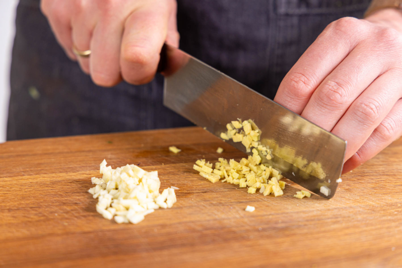 Knoblauch und Ingwer hacken