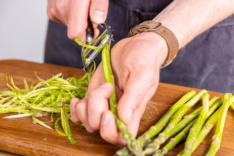 Spargel schälen