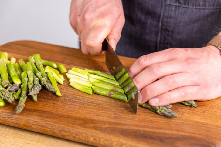 Spargel in Stücke schneiden