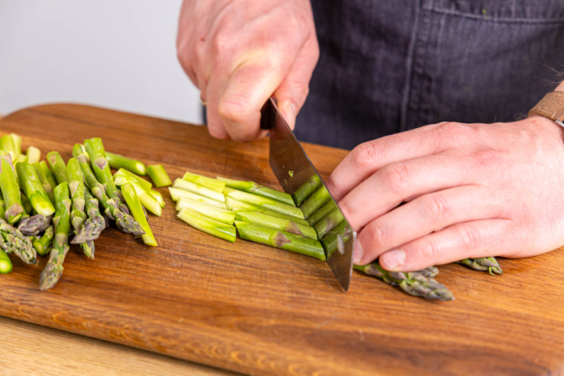 Spargel in Stücke schneiden
