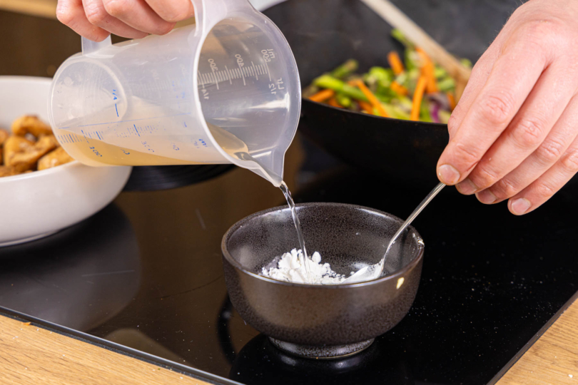 Gemüsebrühe zur Speisestärke gießen