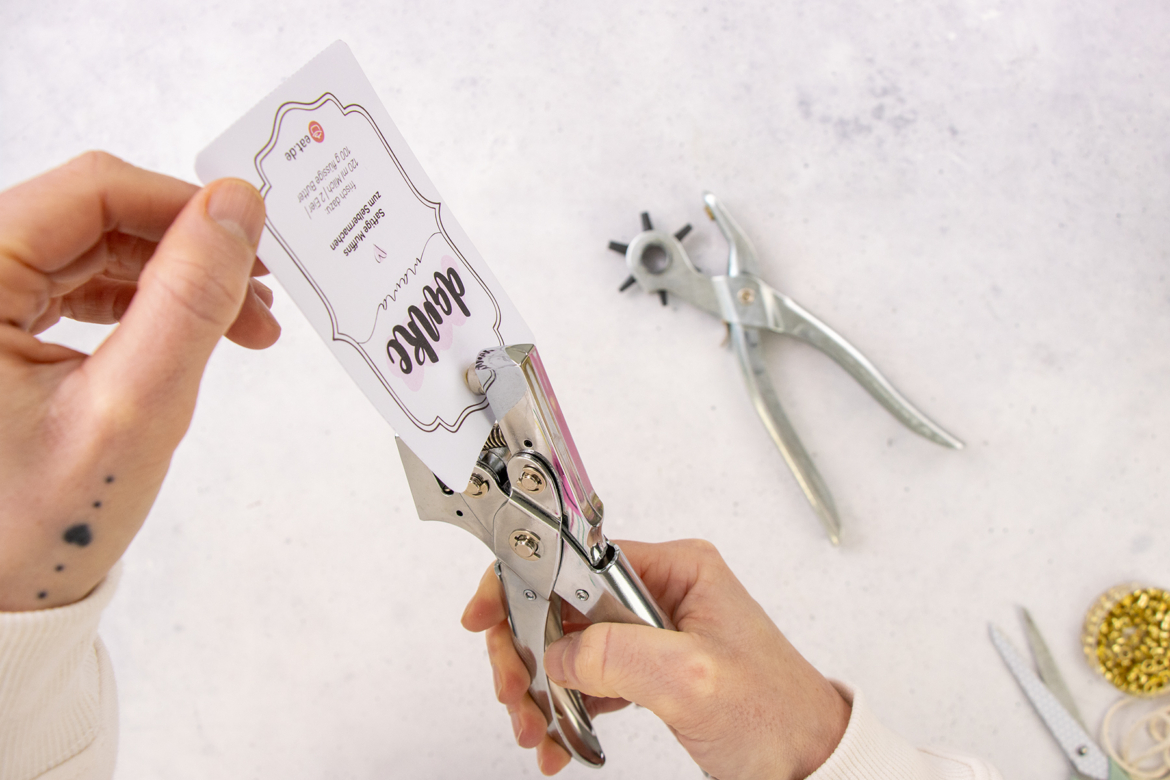 Oese an Etikett befestigen