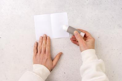 Etikett zusammen kleben