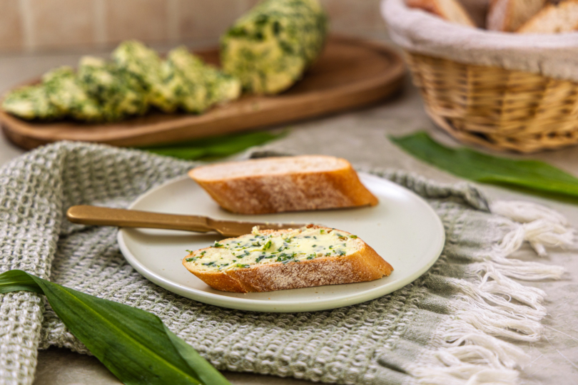 Bärlauchbutter auf Brot