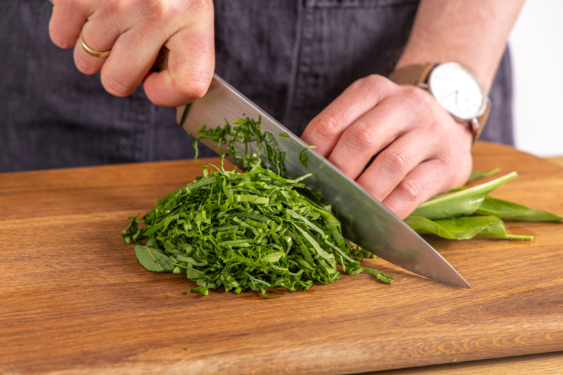 Bärlauch hacken