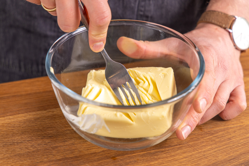 Butter mit einer Gabel auflockern