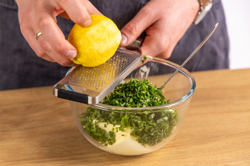 Zitronenschale abreiben
