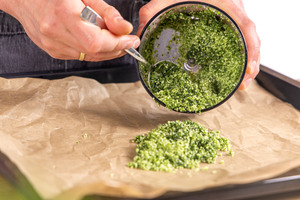 Masse auf ein Blech geben