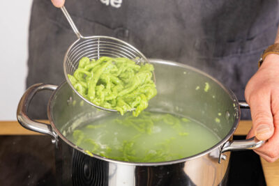 Bärlauchspätzle abtropfen lassen