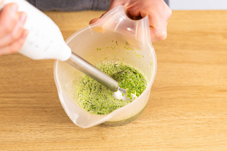 Bärlauch mit Mineralwasser pürieren