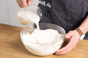 Milch zu dem Mehl geben