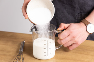 Zucker in Milch geben