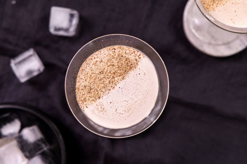 Brandy Alexander mit Muskatnuss