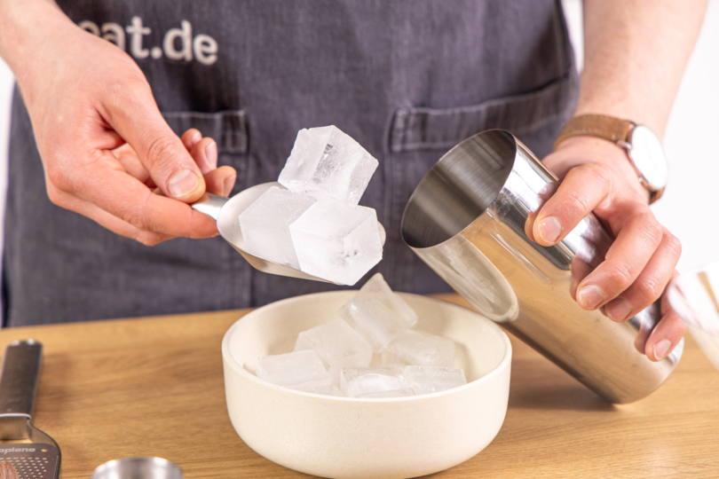 Eiswürfel in den Shaker geben
