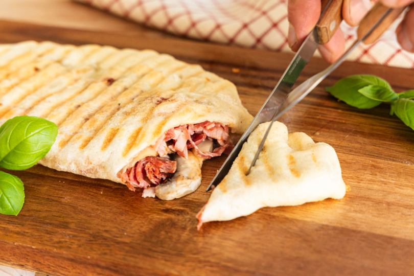 Calzone vom Kontaktgrill anschneiden