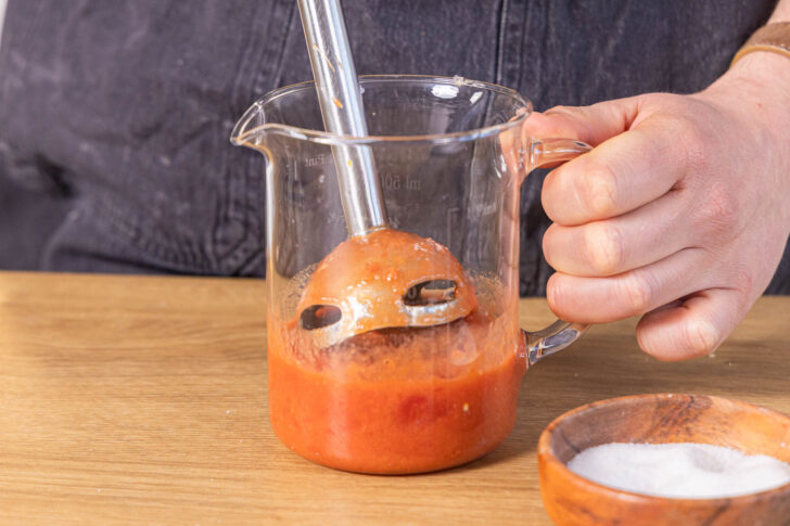 Tomatensoße pürieren