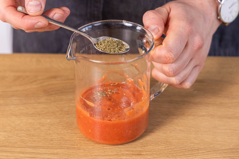 Tomatensauce würzen