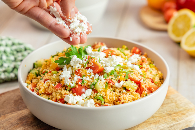 Feta auf Couscous Salat bröseln