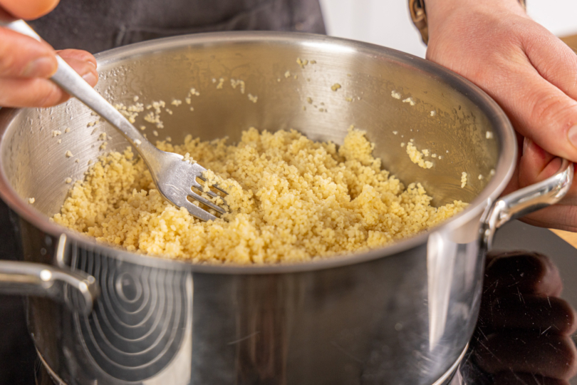 Couscous mit einer Gabel auflockern