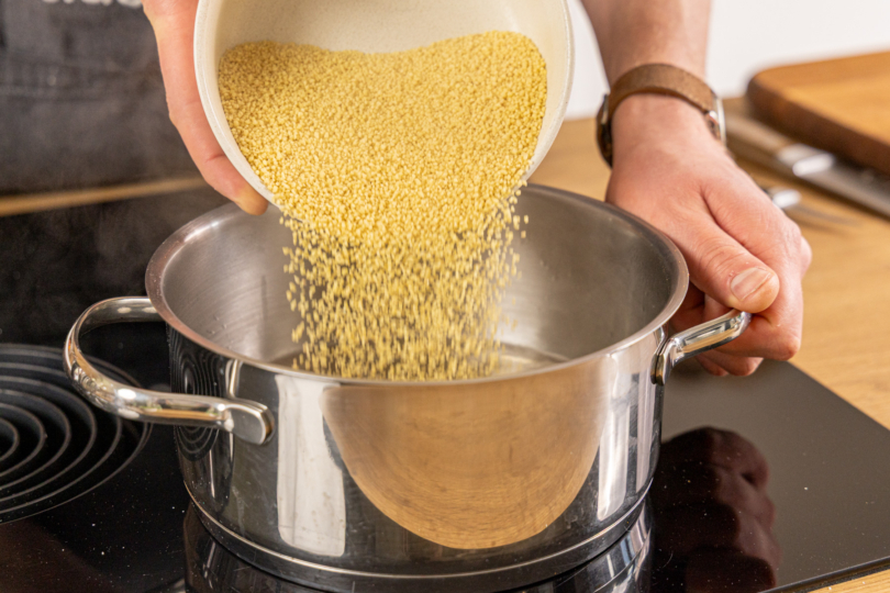 Couscous in den Topf geben