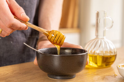 Honig zum Dressing geben