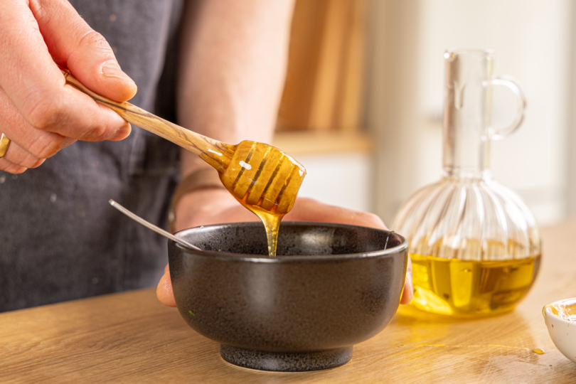 Honig zum Dressing geben