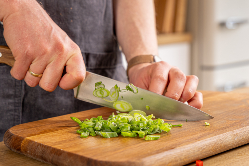 Frühlingszwiebel in Ringe schneiden