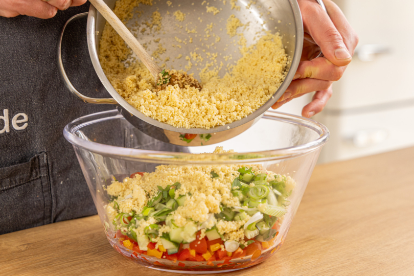 Couscous zum Gemüse geben