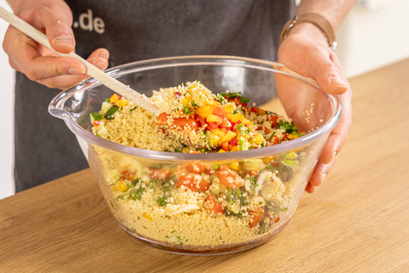 Couscous Salat vermischen