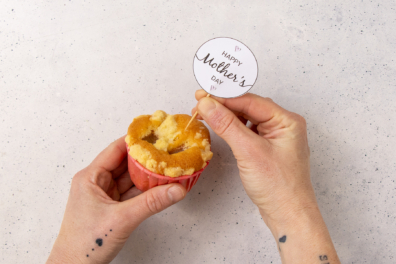 Cupcake Topper einstecken und Muffin dekorieren