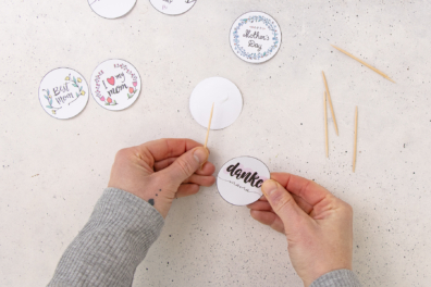 Zahnstocher aufkleben