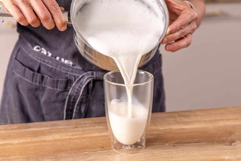 Milch in ein Glas gießen