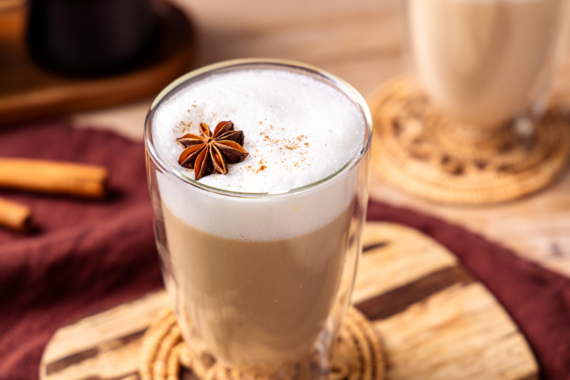 Dirty Chai Latte mit Milchschaum und Sternanis