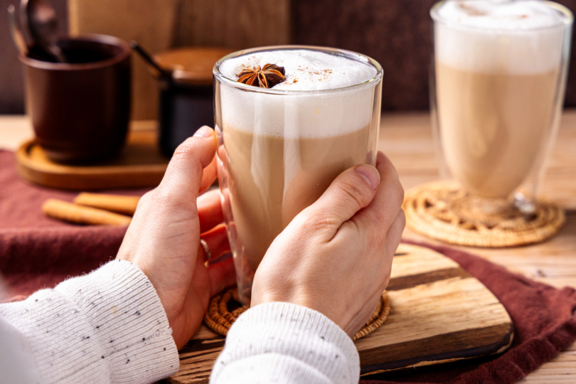 Dirty Chai Latte servieren