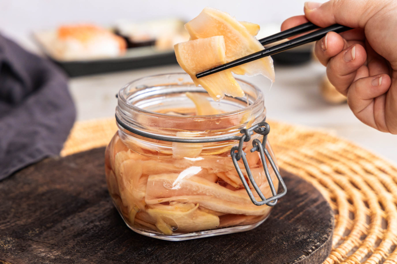 ingelegten Ingwer mit Stäbchen entnehmen