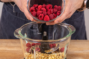 Himbeeren in den Mixer geben