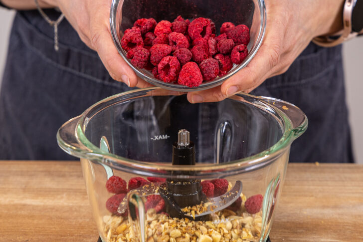 Himbeeren in den Mixer geben