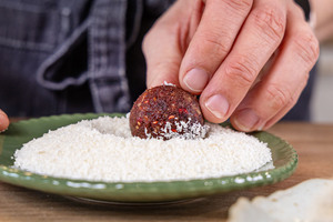 Energy Balls in Kokos wälzen