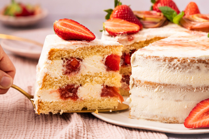 Stück Erdbeer-Rhabarber-Torte raus nehmen