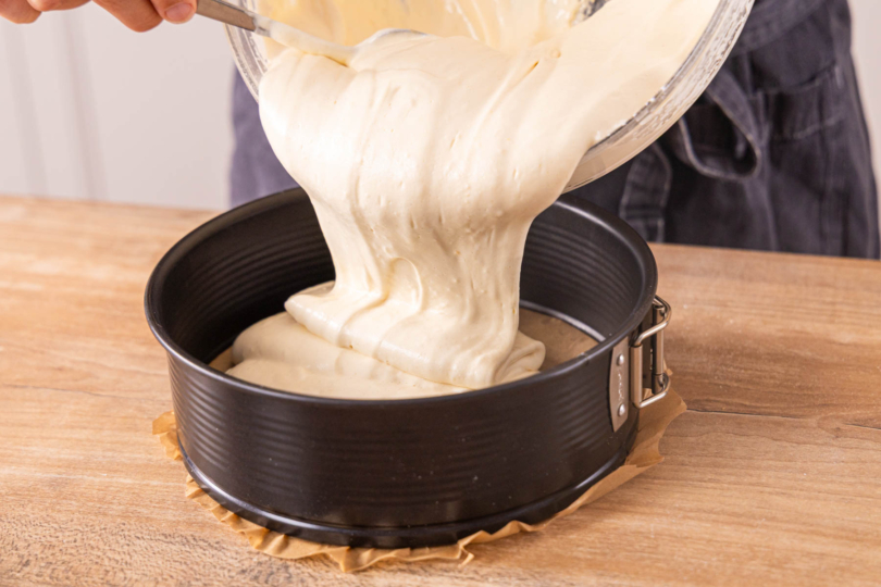 Biskuitteig in Springform füllen