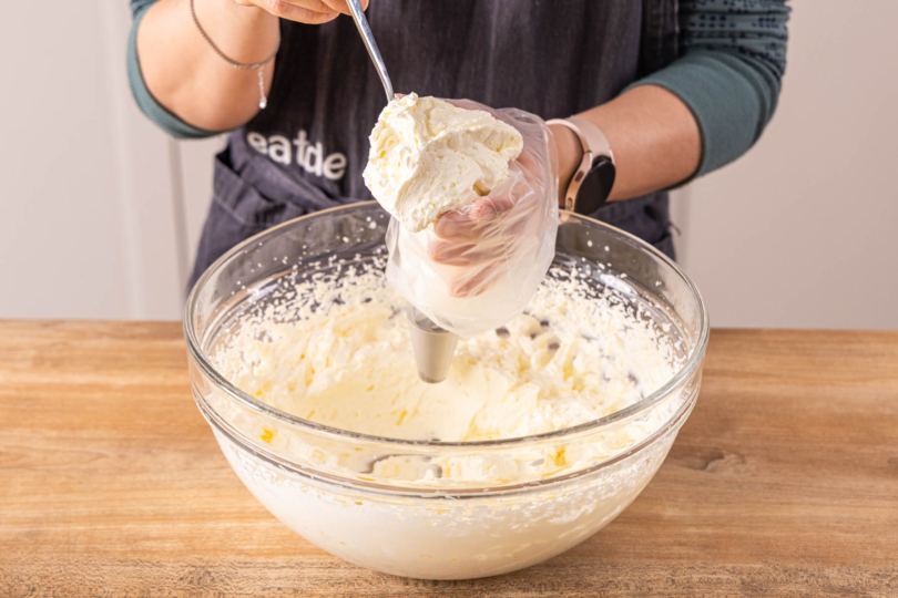 Creme in Spritzbeutel füllen