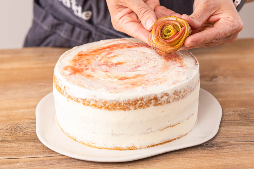 Erdbeer-Rhabarber-Torte mit Rhabarberrose dekorieren