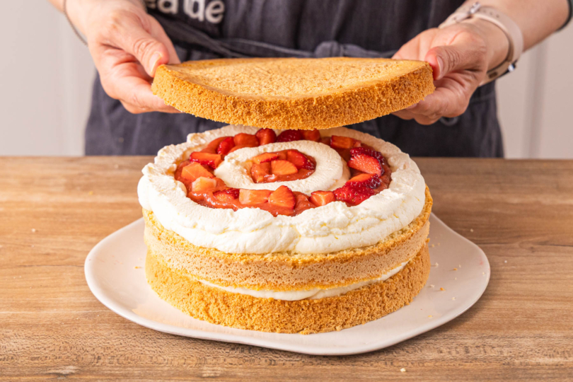 dritten Tortenboden auflegen