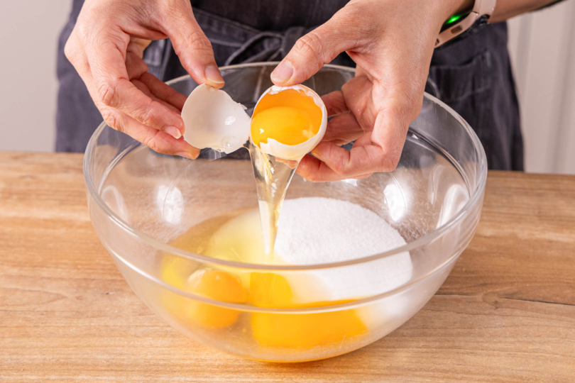 Eier zum Zucker geben