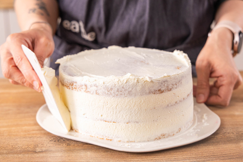 Erdbeer-Rhabarber-Torte einstreichen