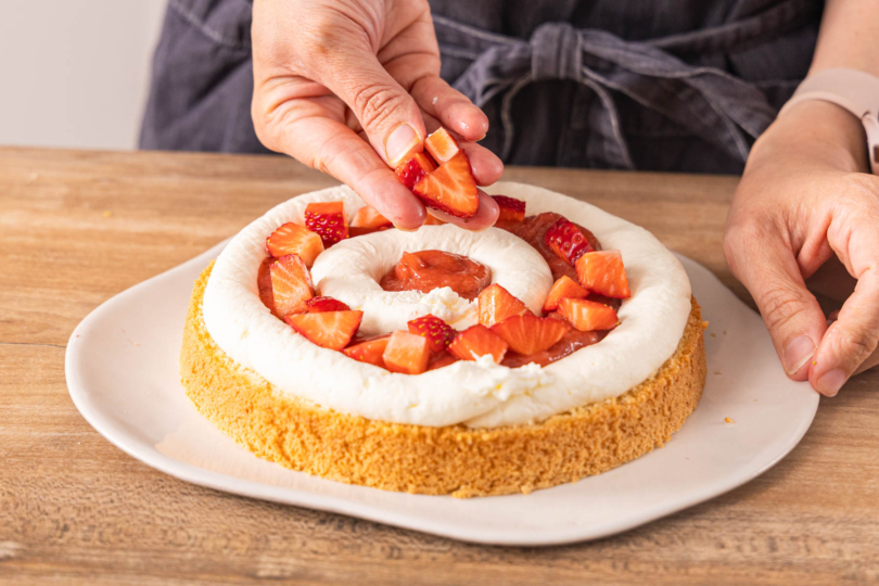 Erdbeerstücke auf Kompottfüllung legen