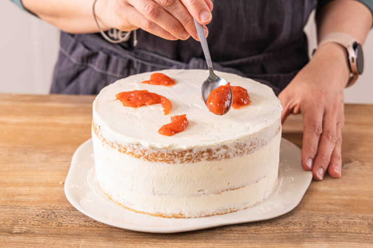 Kompottkleckse auf Erdbeer-Rhabarber-Torte geben