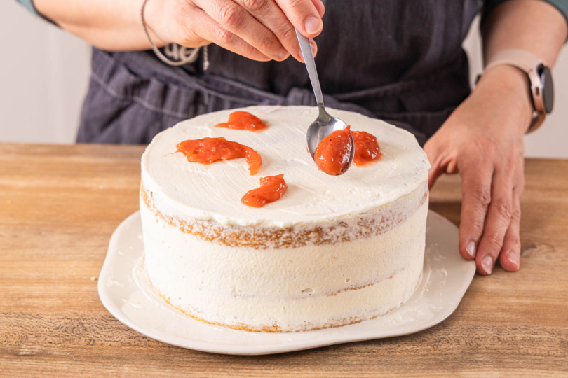 Kompottkleckse auf Erdbeer-Rhabarber-Torte geben