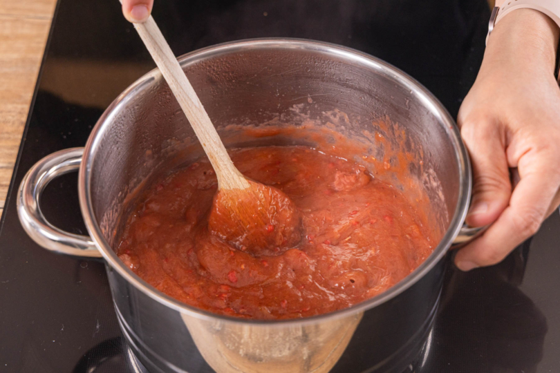 Erdbeer-Rhabarber-Kompott im Topf