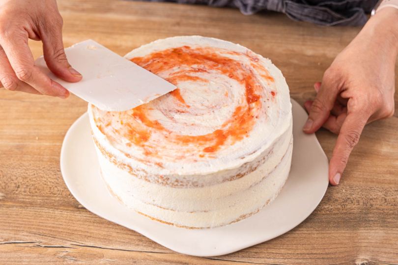 Kompottswirl auf die Erdbeer-Rhabarber-Torte streichen